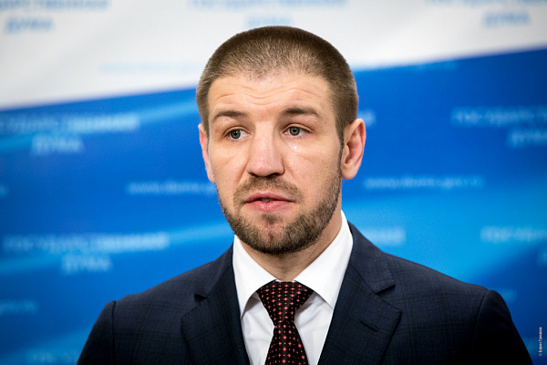 Депутата Госдумы Дмитрия Пирога задержали в аэропорту Пулково 