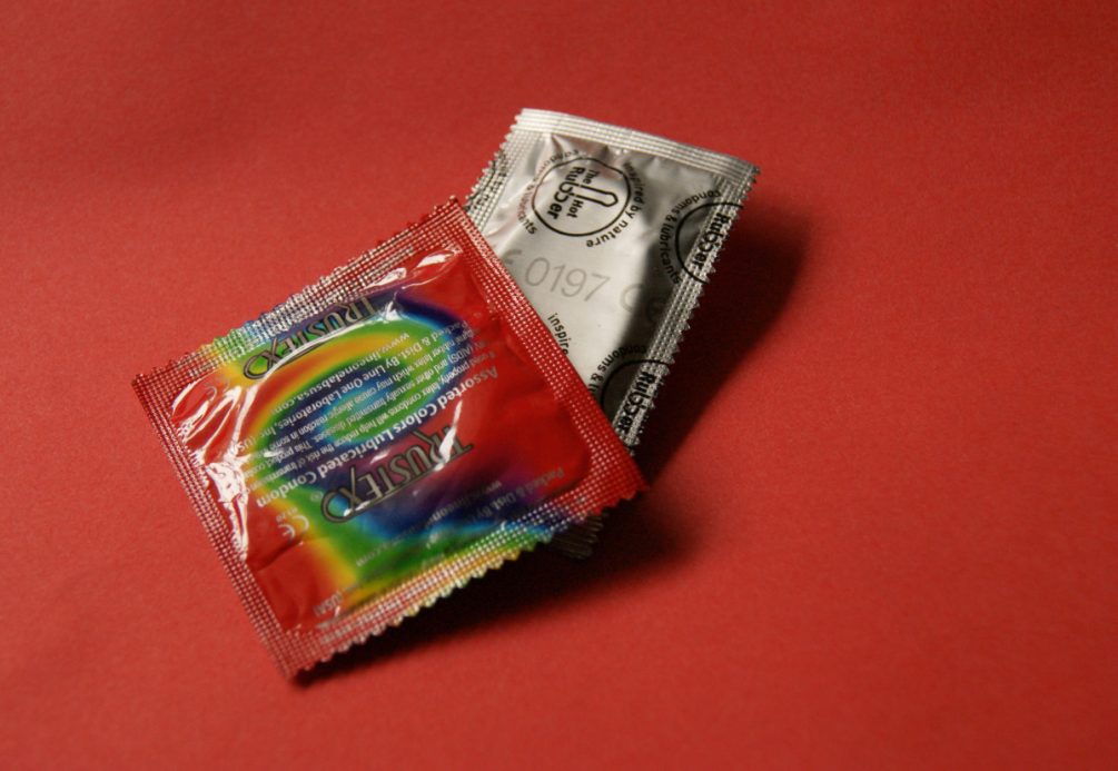 «Маленькая революция»: Макрон начал раздавать французам презервативы