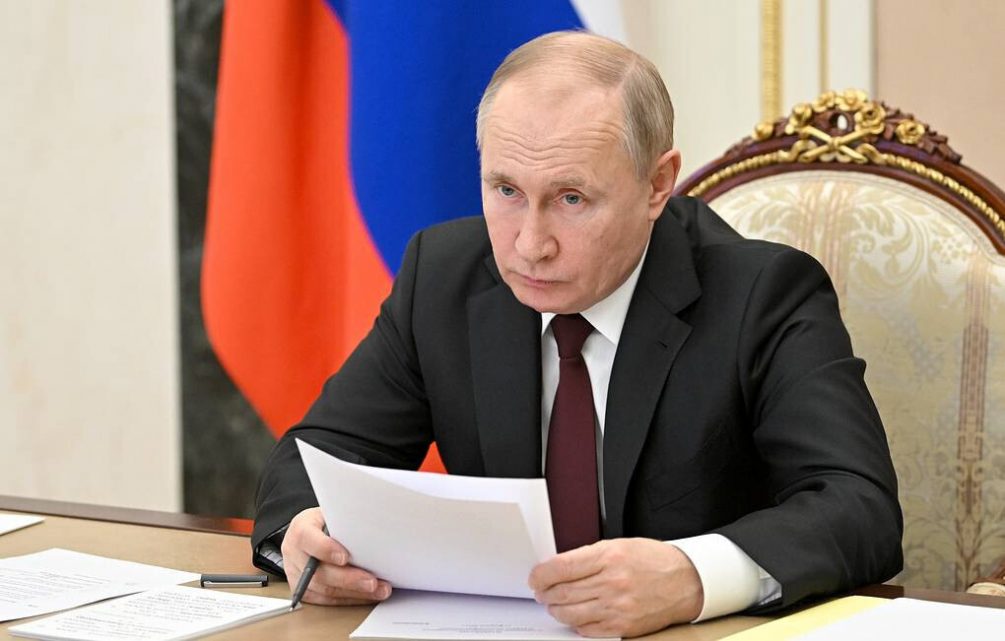 Путин поручил правительству добиться роста зарплат и рождаемости, снизить бедность и социальное неравенство