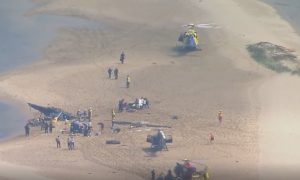 Два вертолета столкнулись над австралийским пляжем: минимум четыре человека погибло