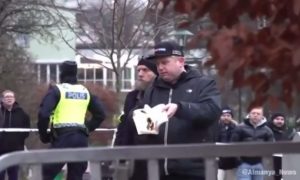 «Гореть вам в аду, бесы»: шведские радикалы сожгли Коран возле посольства Турции