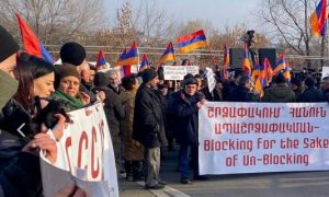 Армянские националисты вновь провели акцию протеста у российской военной базы в Гюмри