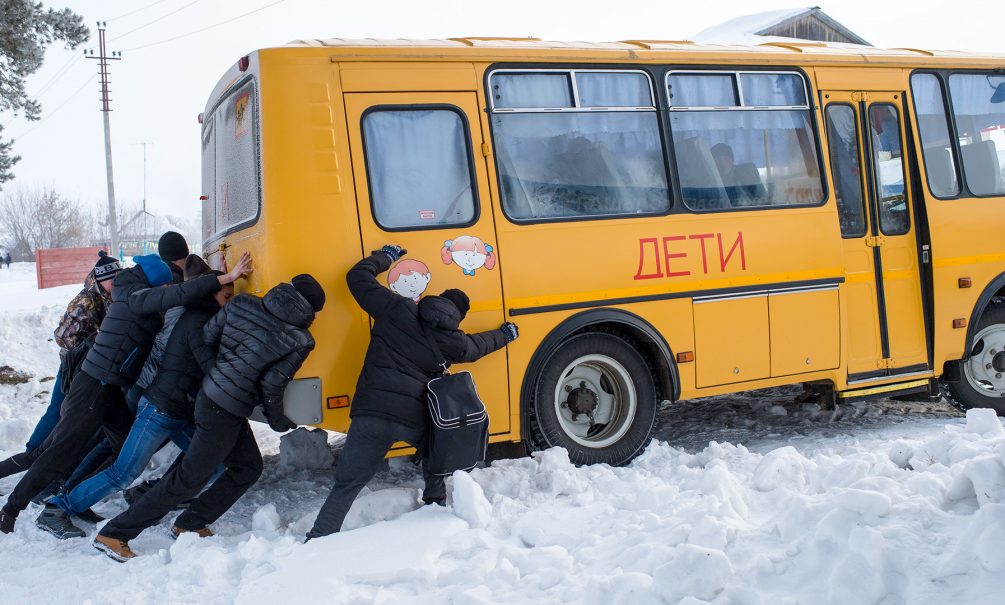 Школьники должны бесплатно ездить в транспорте зимой - самый юный депутат обратился к правительству 