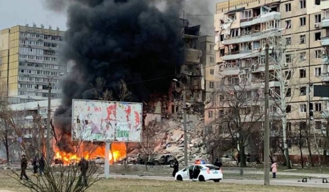 В Днепре российские ракеты попали в многоэтажный жилой дом и здание СБУ. Никто не погиб