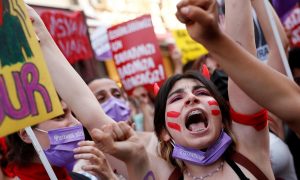 В Турции больше не будут защищать права женщин - одобрен выход из конвенции