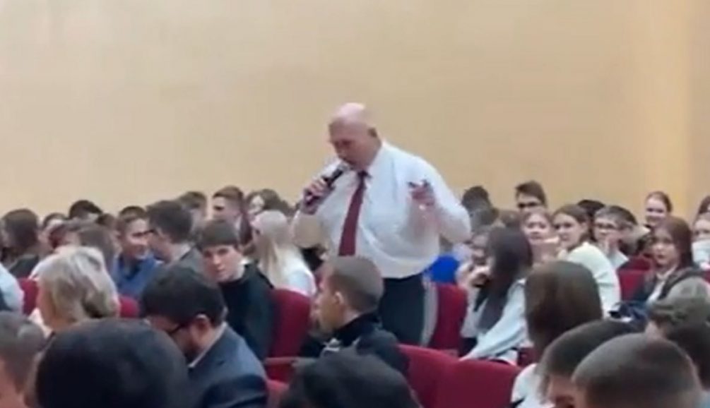 “Будешь подыхать на улице - вспомнишь”: рязанский депутат шокировал школьников мотивационной речью