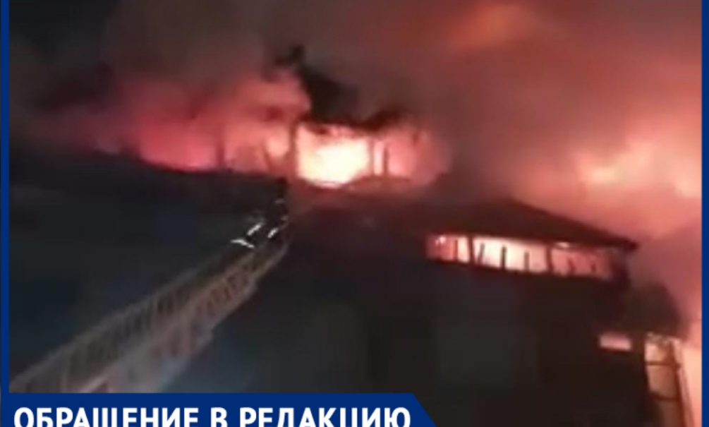 Очевидец снял на видео мощный пожар, сожравший здание в центре Южно-Сахалинска 