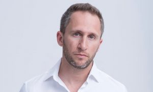 Оскар Кучера вместе с семьей оказался в заминированном самолете рейса Москва-Гоа