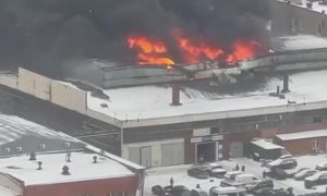 Склад, объятый огнем, тушат с привлечением вертолетов на северо-востоке Москвы