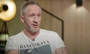 Оскар Кучера опозорился на интервью у Дудя*: актера несколько раз уличили в «переобувании»