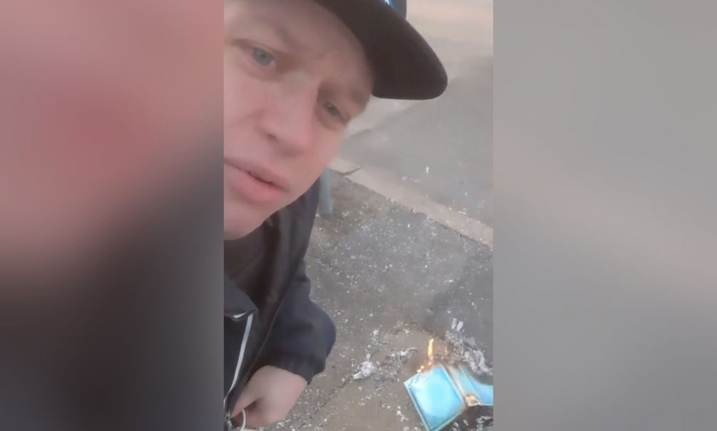 Датско-шведский радикал Палудан сжег Коран перед посольством России 