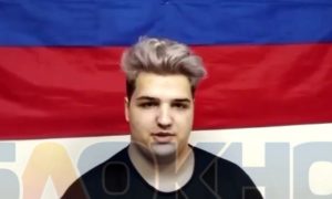 Скандальный стример из Воронежа на фоне триколора извинился за оскорбления Владимира Путина и критику СВО