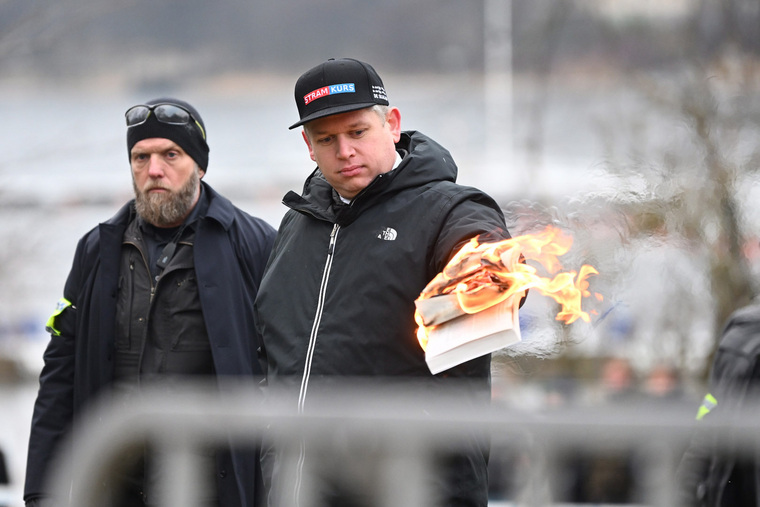 Датско-шведский радикал Палудан сжег Коран перед посольством России