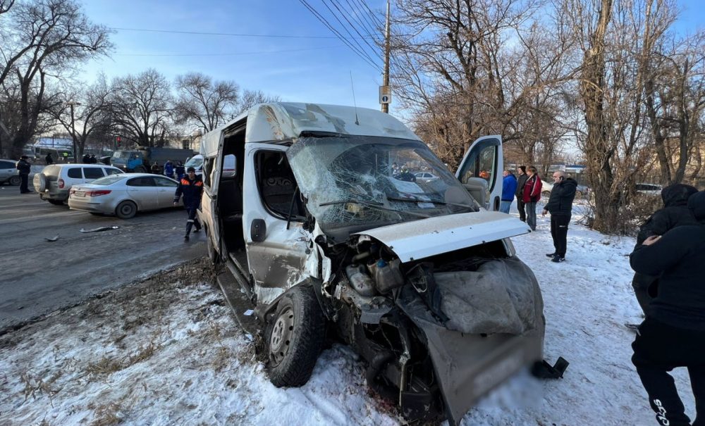 Трое погибли, восемь пострадали: маршрутка с пассажирами разбилась в Волгограде 