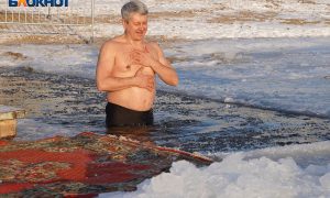 Заплывы в Черном море и очереди к ледяным купелям: показываем, как прошло Крещение в регионах России