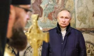 Владимир Путин посетил Рождественские богослужения один. Что это значит?