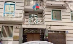 Один убит, двое ранены: неизвестный с детьми совершил нападение на посольство Азербайджана в Иране