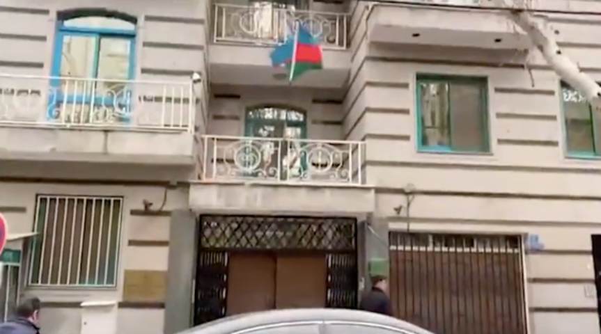 Один убит, двое ранены: неизвестный с детьми совершил нападение на посольство Азербайджана в Иране 