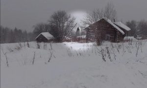 Российская школьница сфотографировала в заброшенной деревне 3-метрового призрака