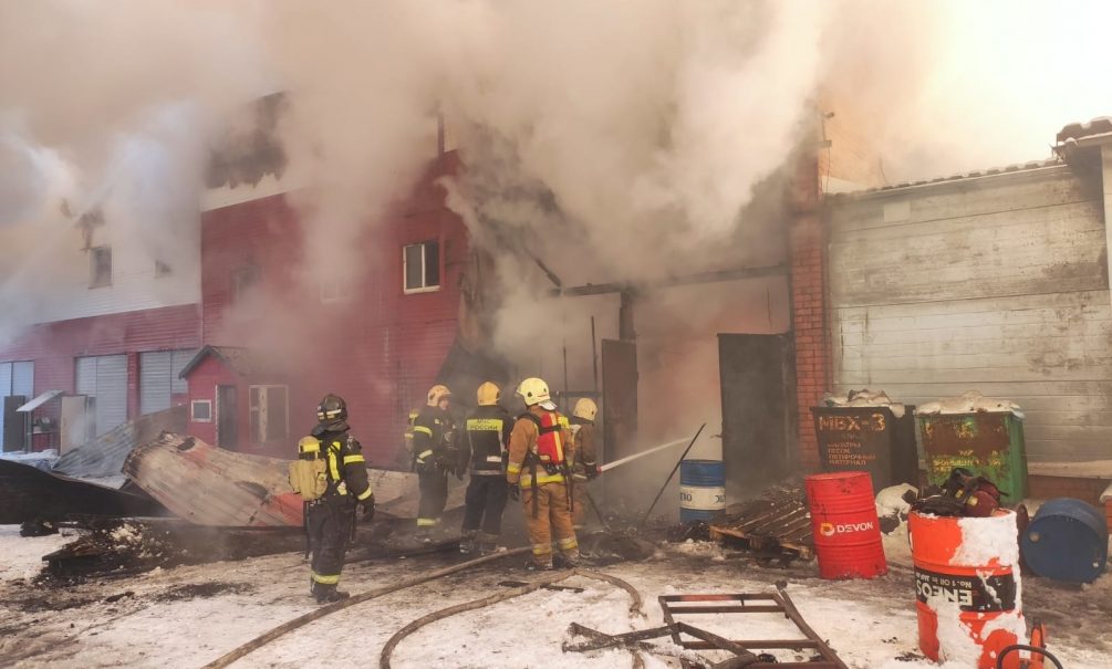 Два человека погибли во время крупного пожара на заводе в Санкт-Петербурге 