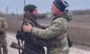 До слез: в Сеть попала трогательная встреча на передовой отца и сына