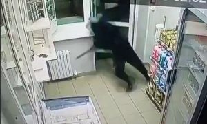 Грабитель-неудачник попал на видео во время нападения на АЗС в Башкирии