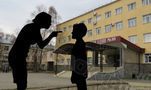 Директора школы на Ставрополье обвинили в насилии над детьми на патриотической линейке