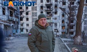 «Русскоговорящие люди на Украине, вы, правда, хотите, чтобы так было с каждым вашим городом?»: Олег Пахолков из двора в Мариуполе обратился к украинцам