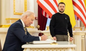 «Байден выбрал войну»: зачем американский лидер прибыл в Киев