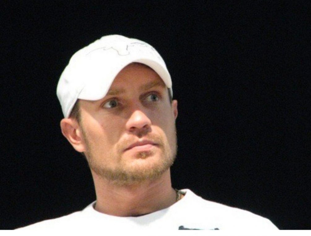 Олимпийскому чемпиону Роману Костомарову ампутировали кисти рук