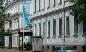 Маневрирует перед Западом: Казахстан закрывает торговое представительство в России