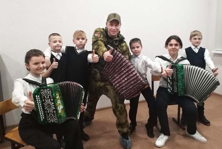 «На машине свастика, за рулем укроп»: репертуар учеников котовской школы искусств поверг в шок пользователей Сети