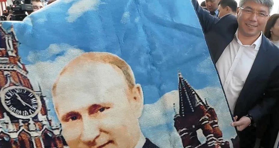 Глава Бурятии Цыденов купил шерстяной портрет Владимира Путина 