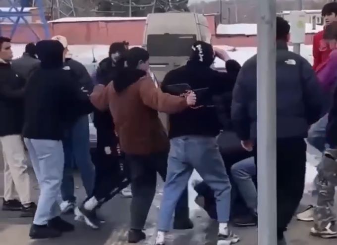Толпа мигрантов жестоко избила в Москве заступившегося за школьницу молодого человека 