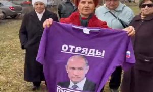 Эпатажные бабки из «Отряда Путина» пообещали подарить майку с фото президента за уничтоженный «Леопард»