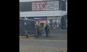 Украинца поймали на автовокзале, затолкали в машину и увезли в военкомат