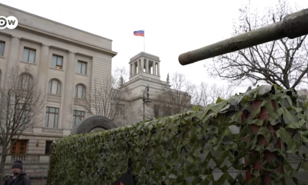 Танк Т-72, который выставили перед посольством в Берлине, срочно демонтировали и увезли 