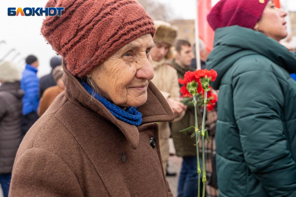 «Город носил его имя»: бюст Сталину торжественно открыли в Волгограде