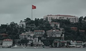 Следующее бедствие? В Стамбуле неожиданно отступило Мраморное море