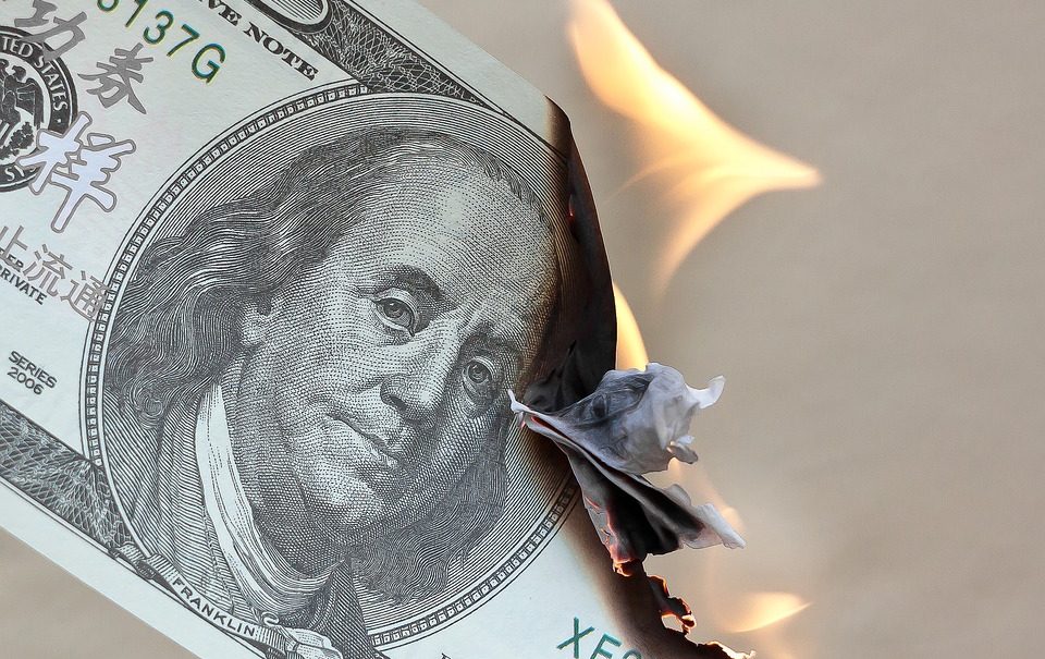 Это уже закат: предсказавший мировой экономический кризис эксперт назвал факторы, угрожающие доллару 