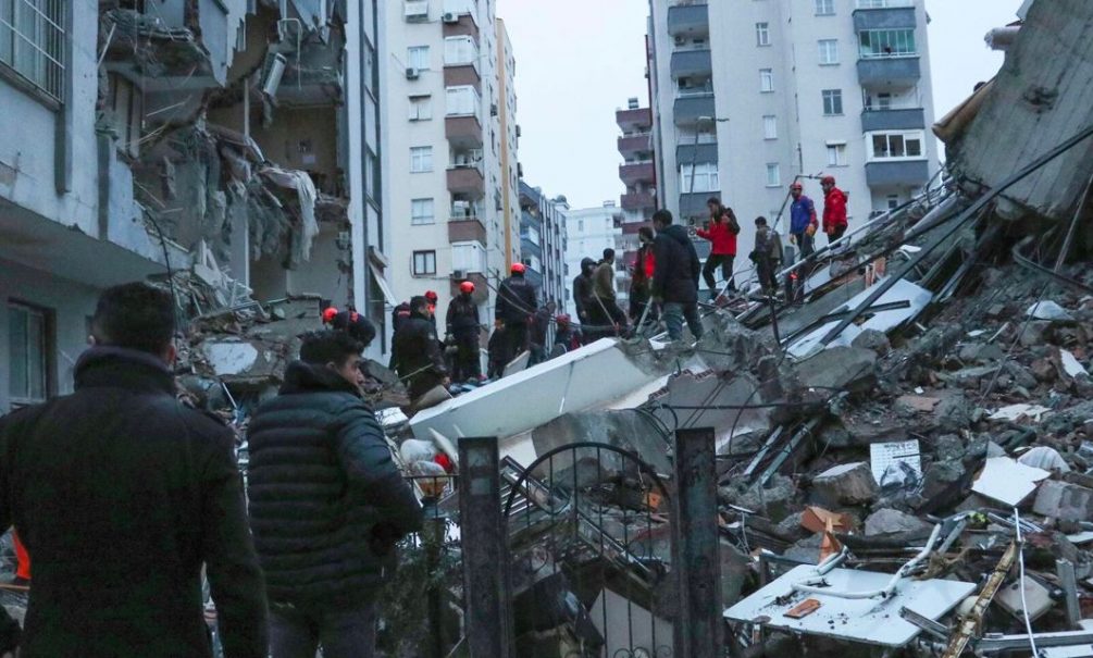 «Стены ходили ходуном»: жители Турции рассказали, как пережили «адское» землетрясение 