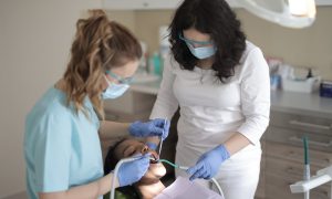 «Боятся советского цемента»: стоматологи заявляют о дефиците обезболивающих и пломбировочного материала