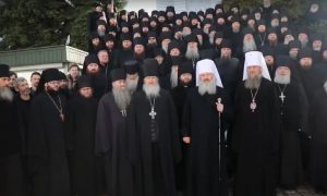 Изгоняемые из Киево-Печерской Лавры монахи публично обратились за помощью к Владимиру Зеленскому
