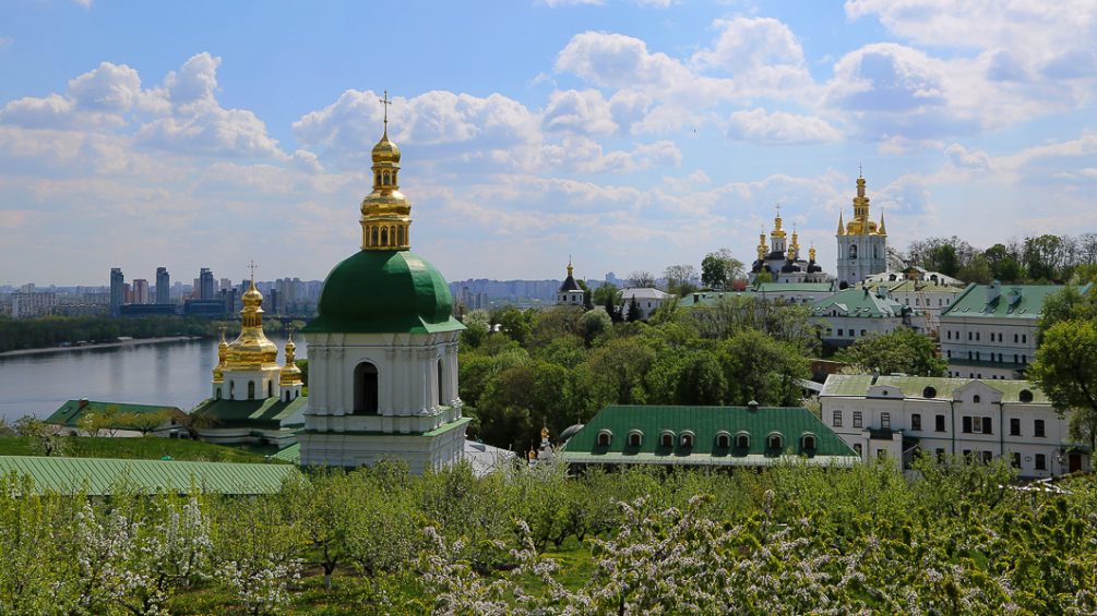 Киево печерская лавра монахи. Киевская Лавра дерево.