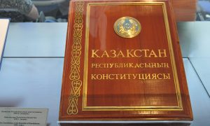 Казахстанские депутаты не смогли без ошибок и запинаний принести присягу