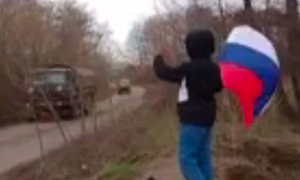 Слёзы на глазах: луганский мальчик с флагом растрогал российских военных 