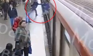 В Москве психиатры проверят мужчину, толкнувшего подростка под поезд в метро