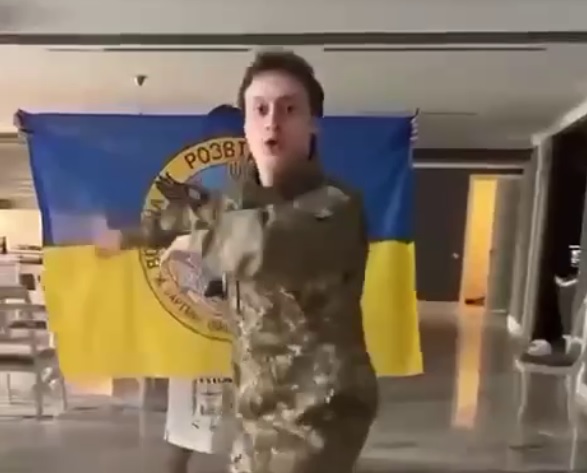 «Умоляю, найдите его и ******»: Бежавшего из России блогера Некоглая хотят разорвать на Украине за танец в форме ВСУ 