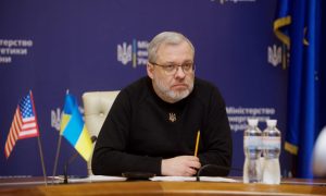 Открытый рэкет: украинский министр потребовал от мировых нефтяных гигантов делиться 