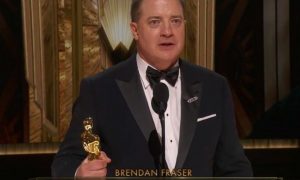 Актер Брендан Фрейзер расплакался на «Оскаре»: он получил награду  за лучшую мужскую роль